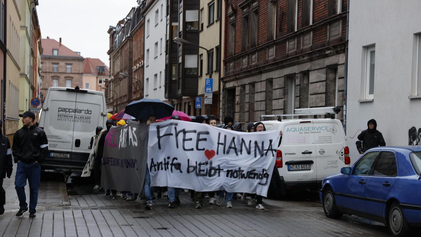 Am Montagabend, 6. Mai, kam es zu einem Demonstrationszug des linken Spektrums durch den Nürnberger Stadtteil Gostenhof. Der Demonstrationszug startete am Jamnitzerplatz. Demonstranten zündeten nach Polizeiangaben Böller. Am Montagabend, 6. Mai, kam es zu einem Demonstrationszug des linken Spektrums durch den Nürnberger Stadtteil Gostenhof. Der Demonstrationszug startete am Jamnitzerplatz. Demonstranten zündeten nach Polizeiangaben Böller.