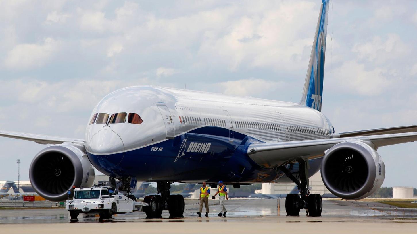 Ein Boeing-Mitarbeiter kritisiert, dass beim Bau vieler 787 "Dreamliner" zu hohe Spaltmaße zwischen den Rumpfteilen zugelassen worden seien.