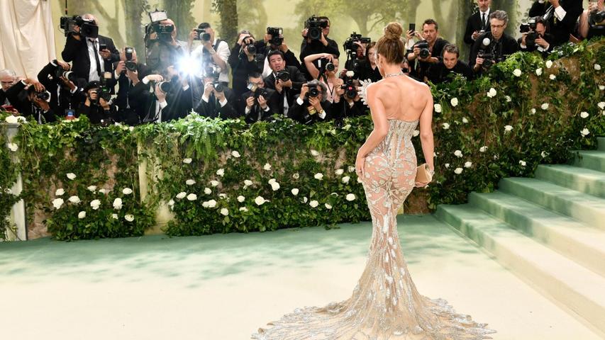 Jennifer Lopez war dieses Jahr Co-Gastgeberin und erschien in einem goldenen Schmetterlings-Outfit.