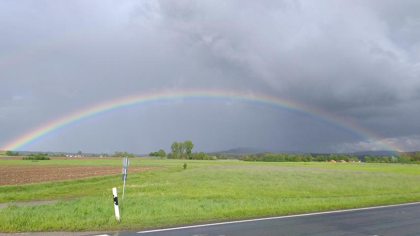 Einen imposanten Regenbogen hat der Fotograf für unsere Leser bei Merkendorf festhalten können.