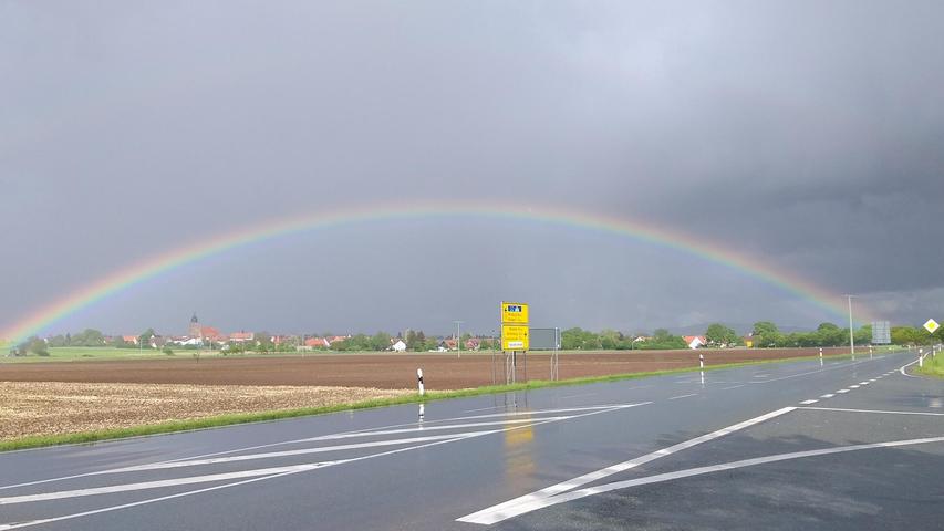 Wie ein Schutzschild spannt sich dieser Regenbogen über die Ortschaft.