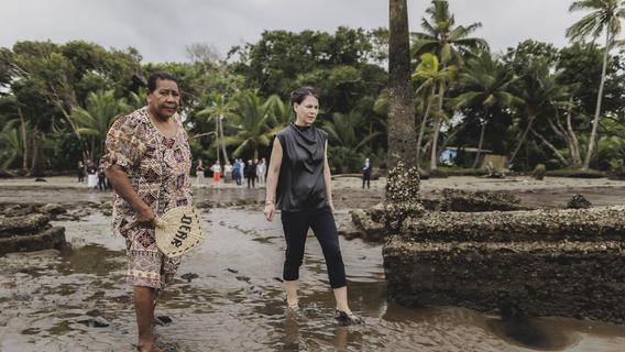 "Friedhof im Salzwasser untergegangen" - Baerbock besucht versunkenes Dorf und warnt vor Klimakrise