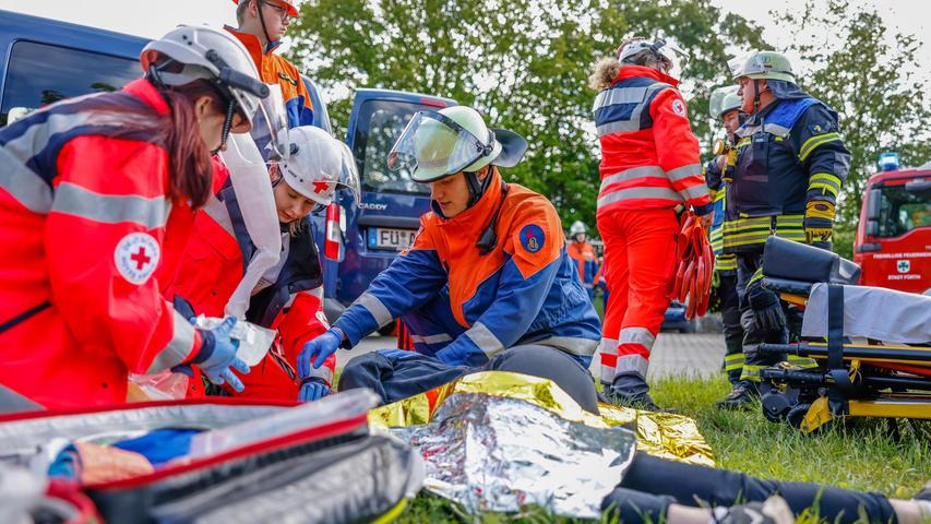 Rauchbomben und Kunstblut: Nachwuchs der Rettungskräfte probte in Fürth für den Ernstfall