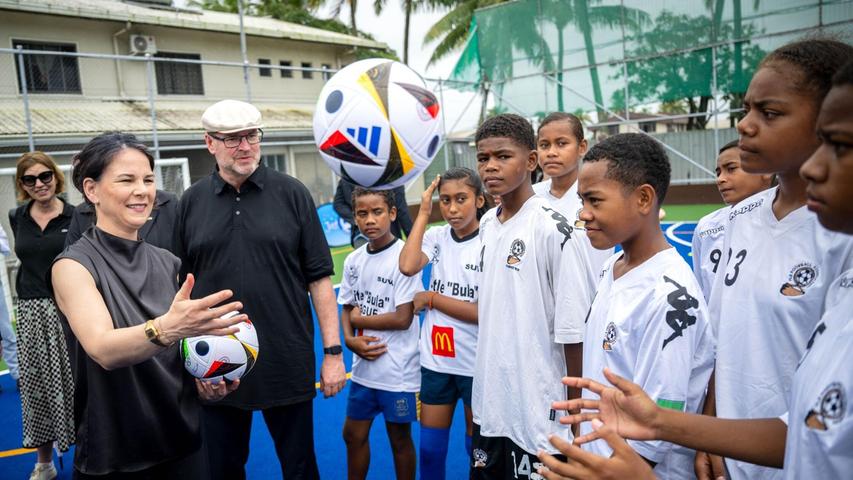 Außenministerin Annalena Baerbock trifft Fußballspieler und Fußballspielerinnen in Fidschi.