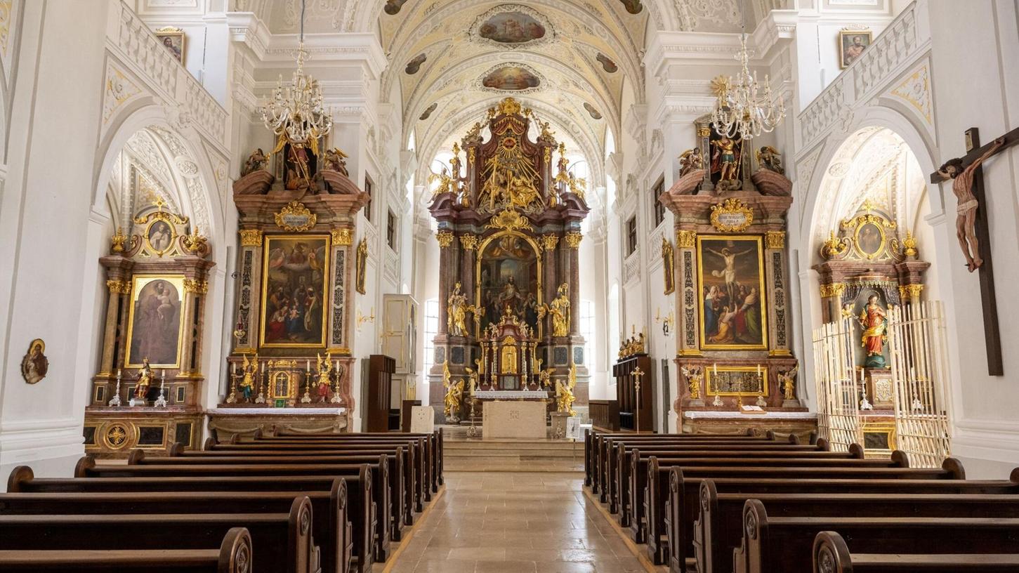 Blick in den Kirchenraum und auf den Altar der Stadtkirche Sankt Oswald.