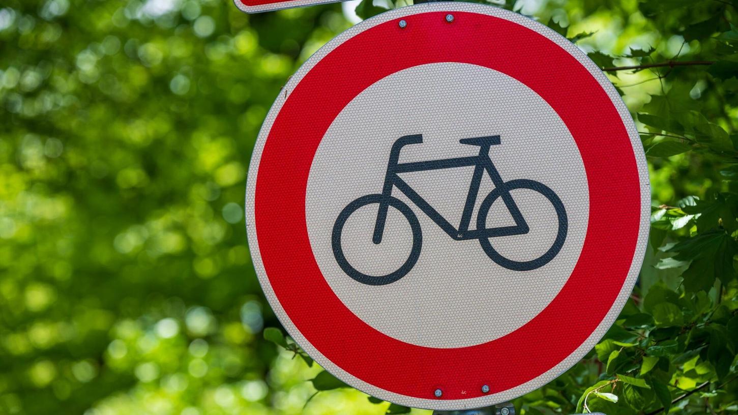Ein Schild "Durchfahrt für Radfahrer verboten" stehen nahe der oberbayerischen Gemeinde Straßlach-Dingharting am Straßenrand.