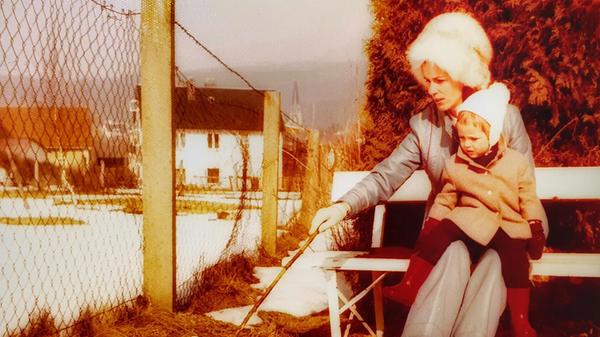 So fing alles an: Der Autor und seine Mutter um 1978 auf einer Bank bei Bischofsgrün im Fichtelgebirge. Damals fuhren die beiden jedes Jahr im Winter hierher, sie brachte ihm im Schnee das Schreiben und Rechnen bei. Zu ihrem 80. Geburtstag schenkte der Sohn der Mutter ein paar Tage in Bischofsgrün - was hat sich seitdem dort alles verändert? Die nächsten Fotos zeigen es Ihnen.