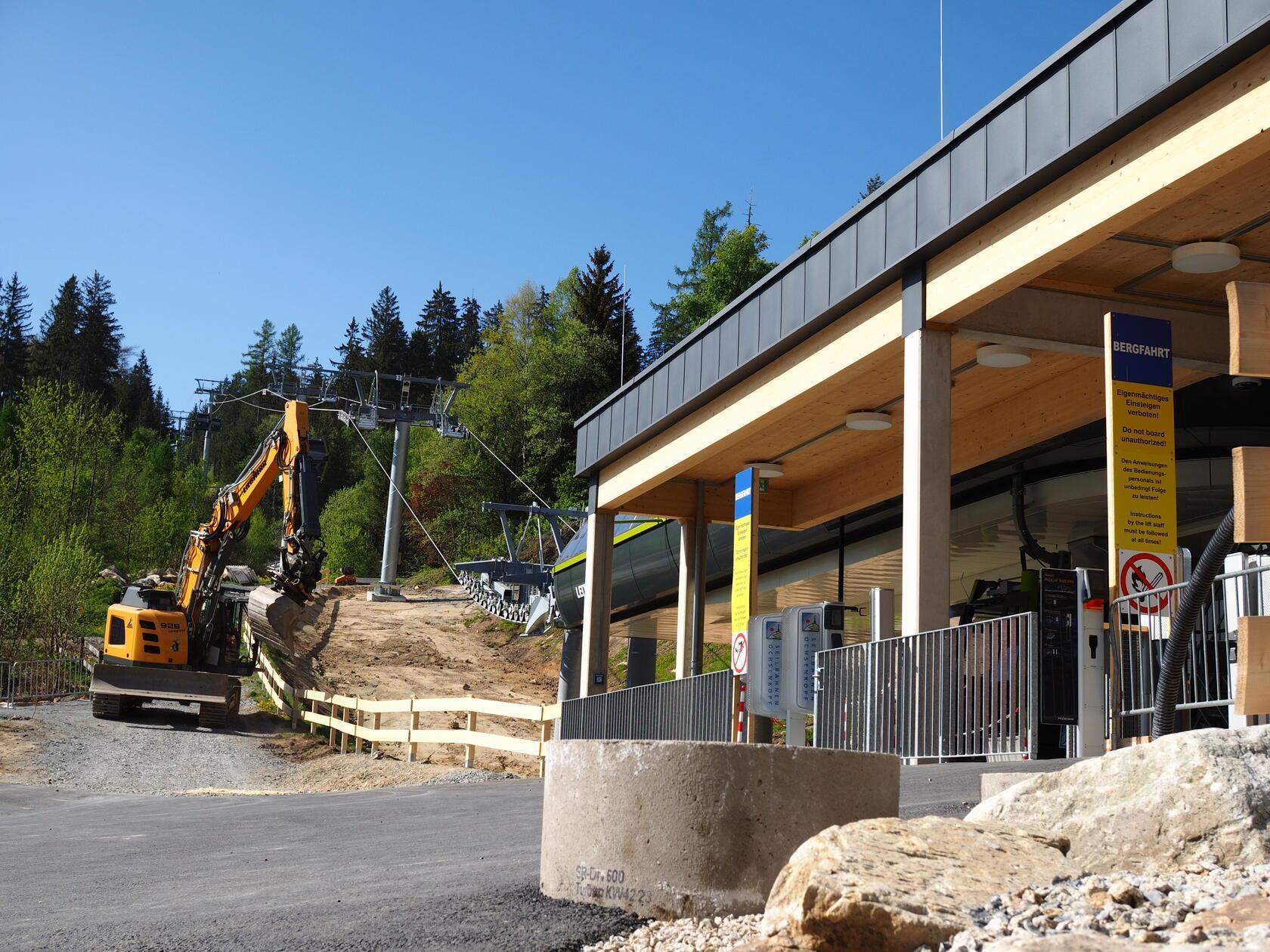 Im Norden des Ochsenkopf fährt schon die nagelneue Gondelbahn. Nun werden noch die letzten Grün-Arbeiten gemacht.