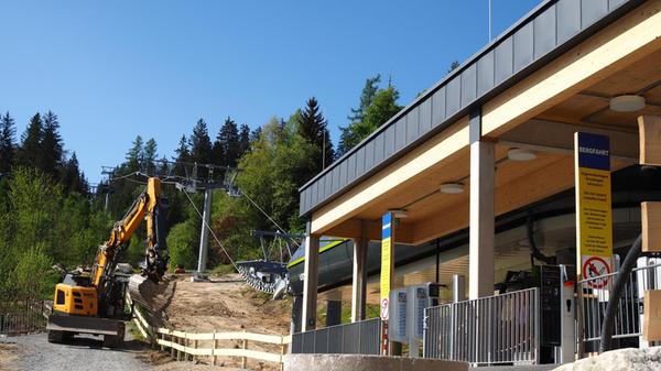 Im Norden des Ochsenkopf fährt schon die nagelneue Gondelbahn. Nun werden noch die letzten Grün-Arbeiten gemacht.