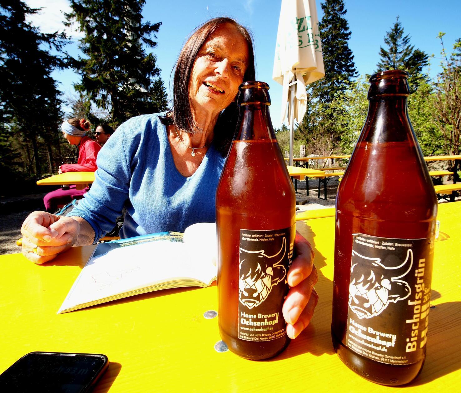 Auf dem Ochsenkopf steht der Asenturm. In der Hütte servieren sie auch das Ochsenhopf - ein Craft-Bier aus Bischofsgrün.