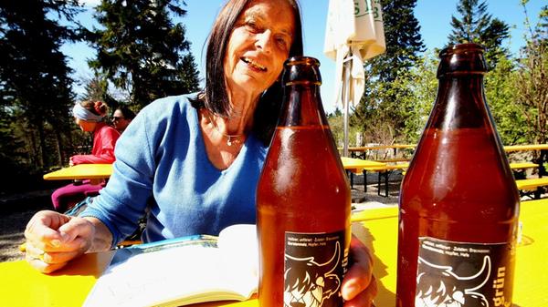 Auf dem Ochsenkopf steht der Asenturm. In der Hütte servieren sie auch das Ochsenhopf - ein Craft-Bier aus Bischofsgrün.