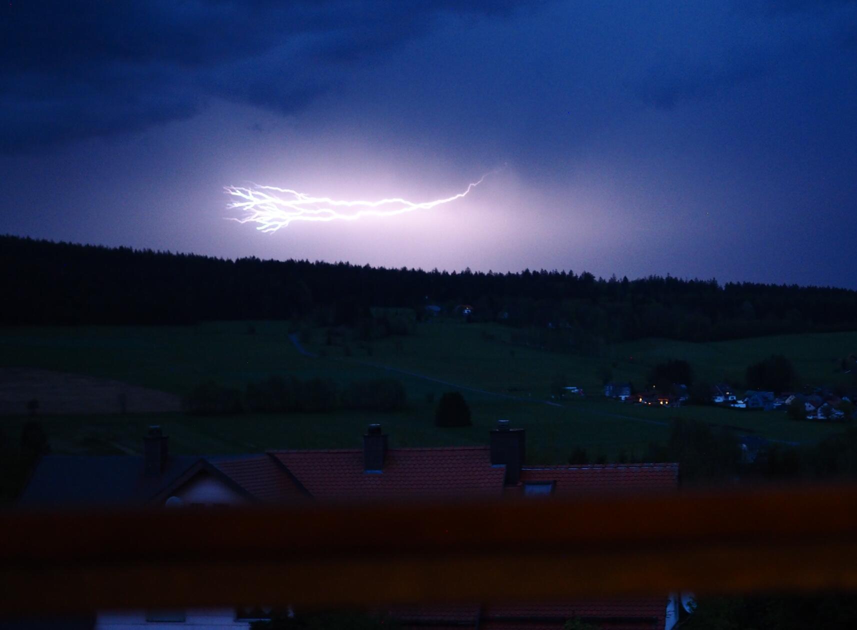 Blitz-und-Donner-Spektakel vom Balkon des Hotels Puchtlers in Bischofsgrün.