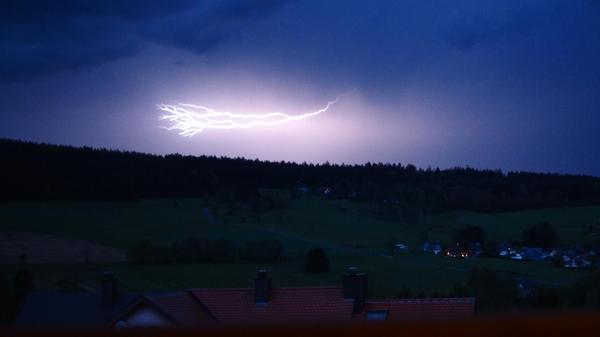 Blitz-und-Donner-Spektakel vom Balkon des Hotels Puchtlers in Bischofsgrün.