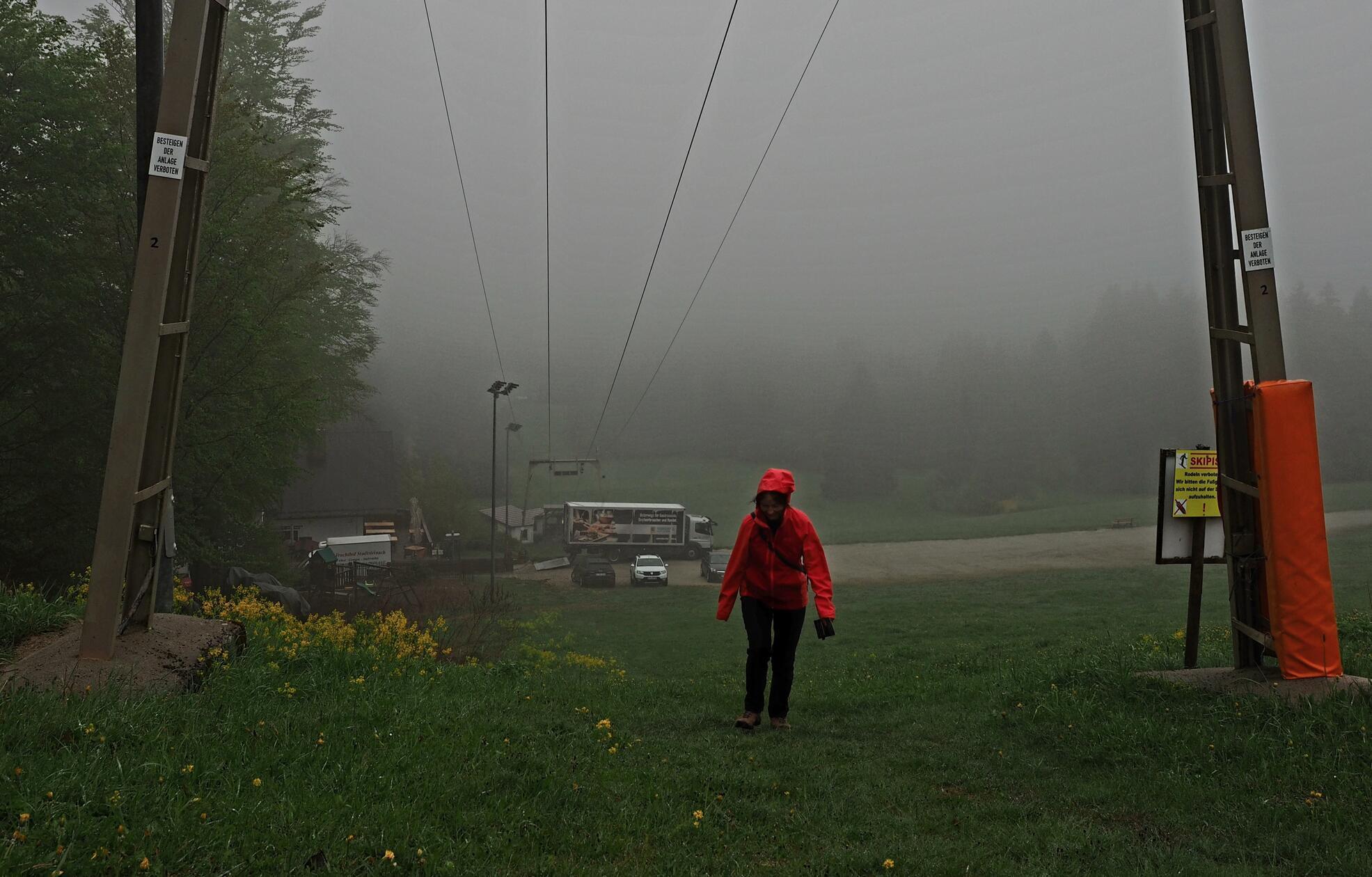 Bei Fichtelberg steht der Skilift der Bleaml-Alm - hier im Frühjahr bei schlechtem Wetter.