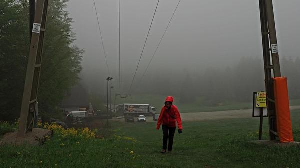 Bei Fichtelberg steht der Skilift der Bleaml-Alm - hier im Frühjahr bei schlechtem Wetter.