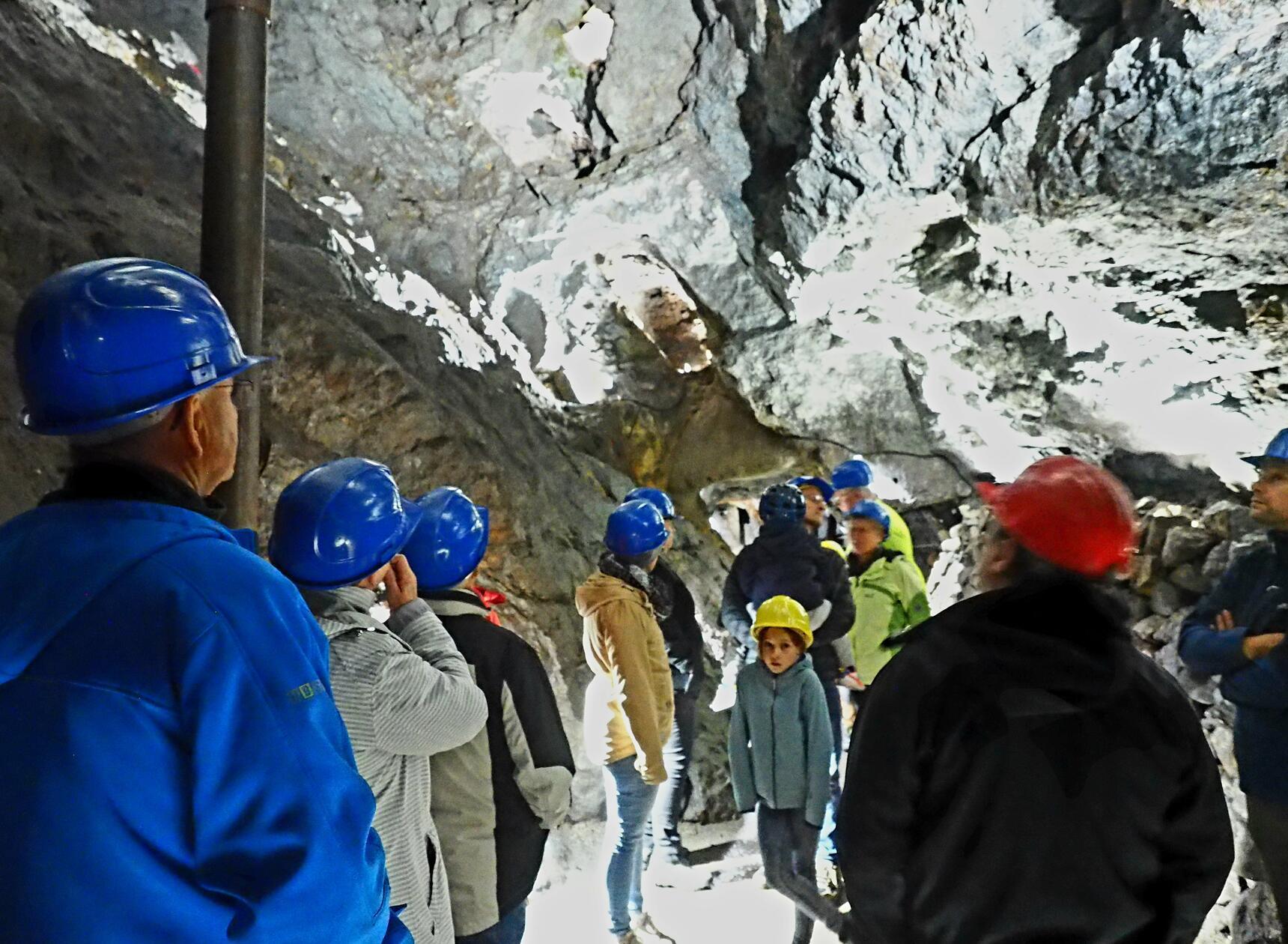 Der Gleißinger Fels ist keine Höhle, jeder Hohlraum wurde mit Hammer und Hacke aus dem Fels gehauen.