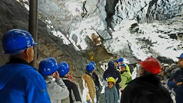 Der Gleißinger Fels ist keine Höhle, jeder Hohlraum wurde mit Hammer und Hacke aus dem Fels gehauen.