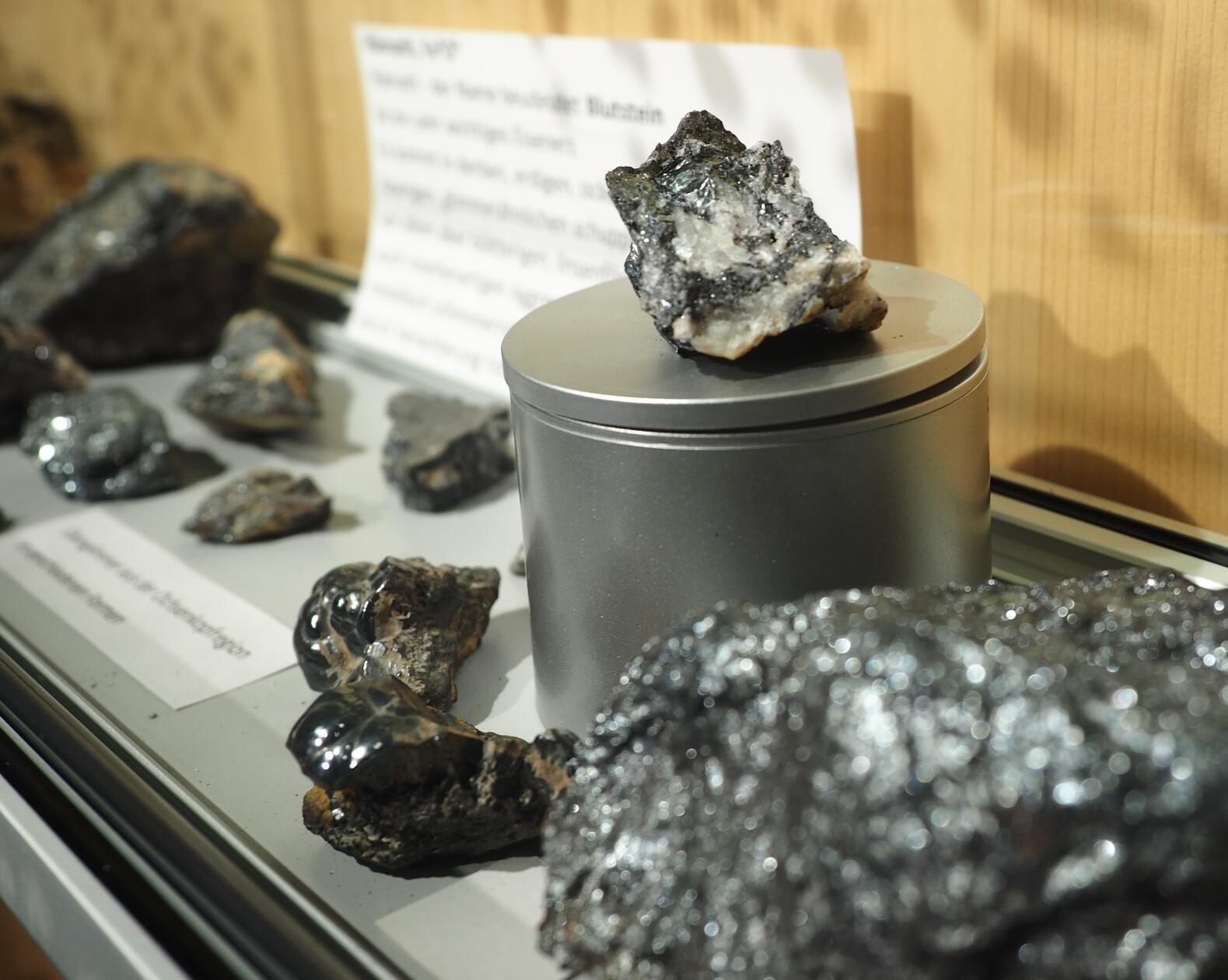 Das ist der eisenerzhaltige Blutstein, der im Gleißinger Fels herausgehauen wurde.