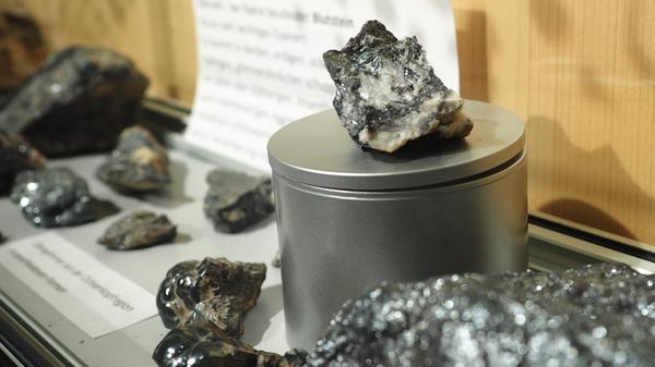 Das ist der eisenerzhaltige Blutstein, der im Gleißinger Fels herausgehauen wurde.