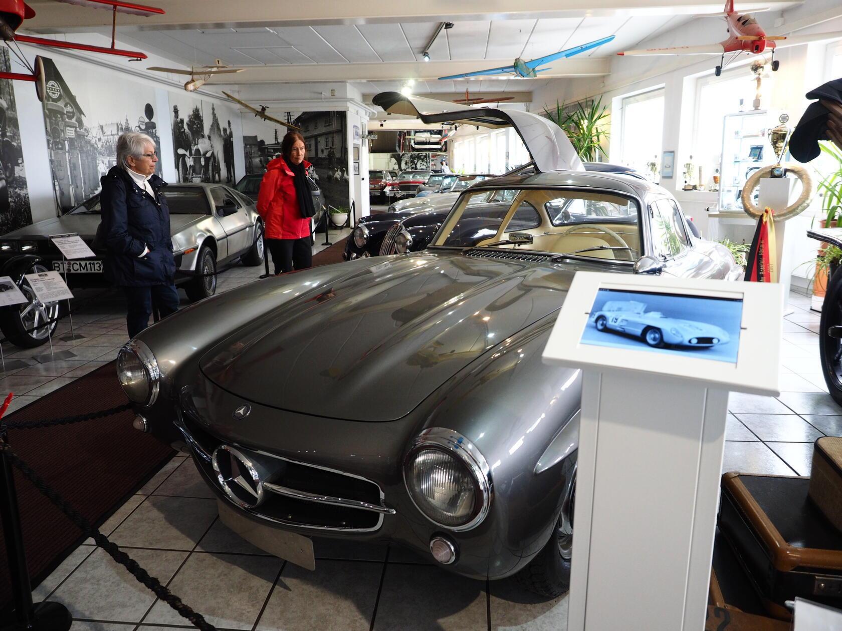 In Fichtelberg verteilt sich auf drei Hallen und ein Freigelände das überraschend tolle Fahrzeugmuseum. Hier steht auch ein äußerst seltener Flügeltürer-Mercedes 300 SL, der weit über 1,2 Millionen Euro wert ist - in den USA zahlte ein Sammler auch schon mal 6,8 Millionen Dollar.