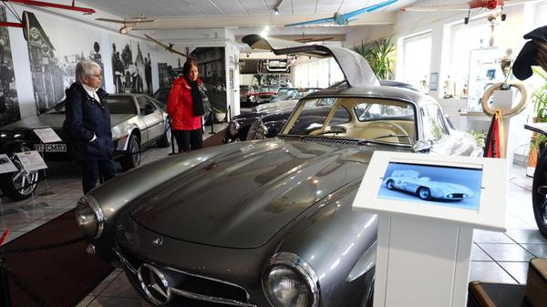 In Fichtelberg verteilt sich auf drei Hallen und ein Freigelände das überraschend tolle Fahrzeugmuseum. Hier steht auch ein äußerst seltener Flügeltürer-Mercedes 300 SL, der weit über 1,2 Millionen Euro wert ist - in den USA zahlte ein Sammler auch schon mal 6,8 Millionen Dollar.