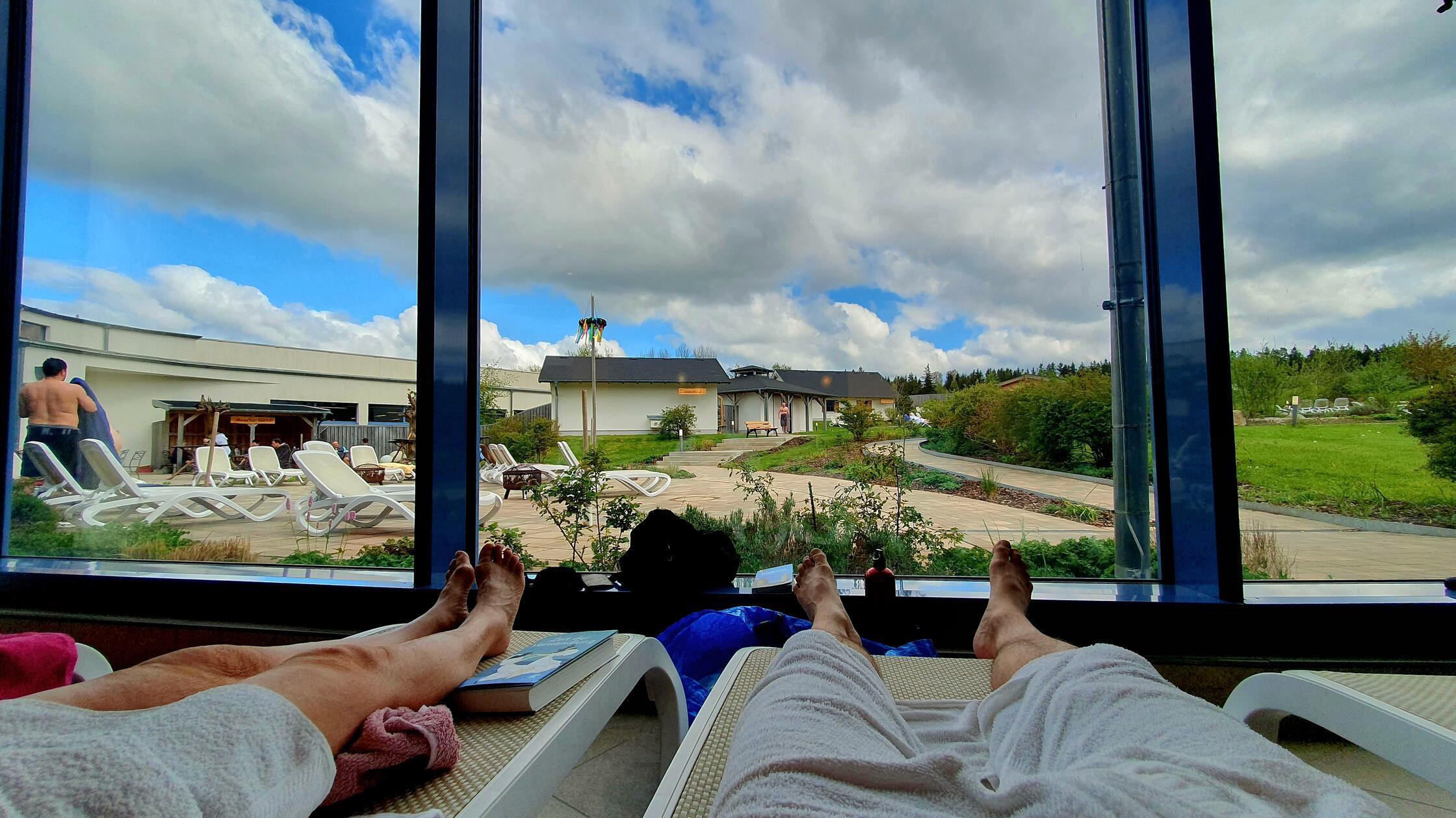 Blick in den Außensauna-Bereich der Therme Siebenquell in Weißenstadt.