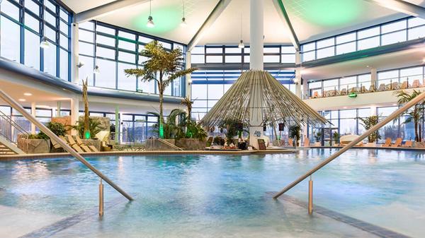 Die blaue, warme Lagune mit Poolbar im Siebenquell-GesundZeitResort in Weißenstadt im Fichtelgebirge.