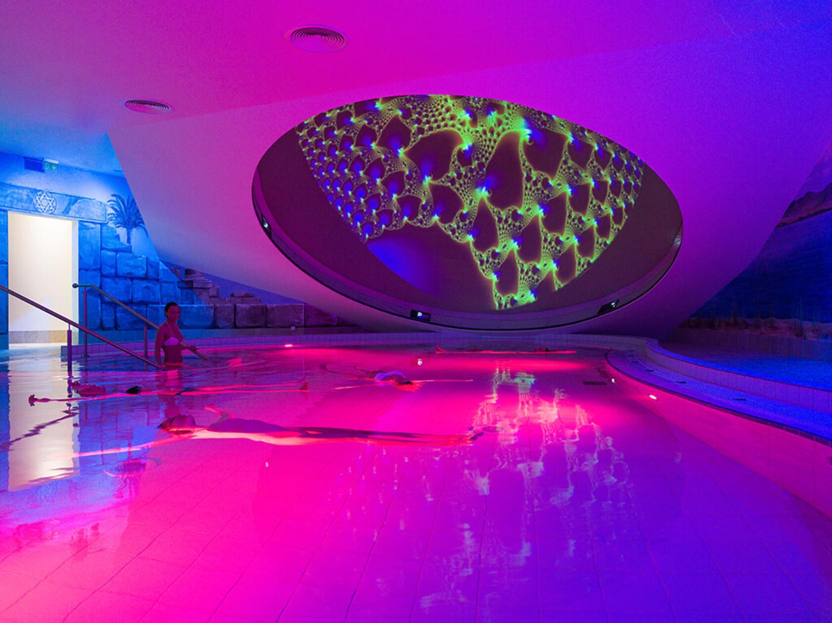 In diesem Becken schwimmen Sie wie im Toten Meer - der Salzgehalt ist ähnlich hoch. Dazu gibt es hier eine Klang- und Lilchtshow - und zwar im Siebenquell-GesundZeitResort in Weißenstadt, Fichtelgebirge.