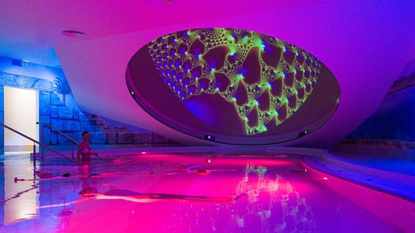 In diesem Becken schwimmen Sie wie im Toten Meer - der Salzgehalt ist ähnlich hoch. Dazu gibt es hier eine Klang- und Lilchtshow - und zwar im Siebenquell-GesundZeitResort in Weißenstadt, Fichtelgebirge.