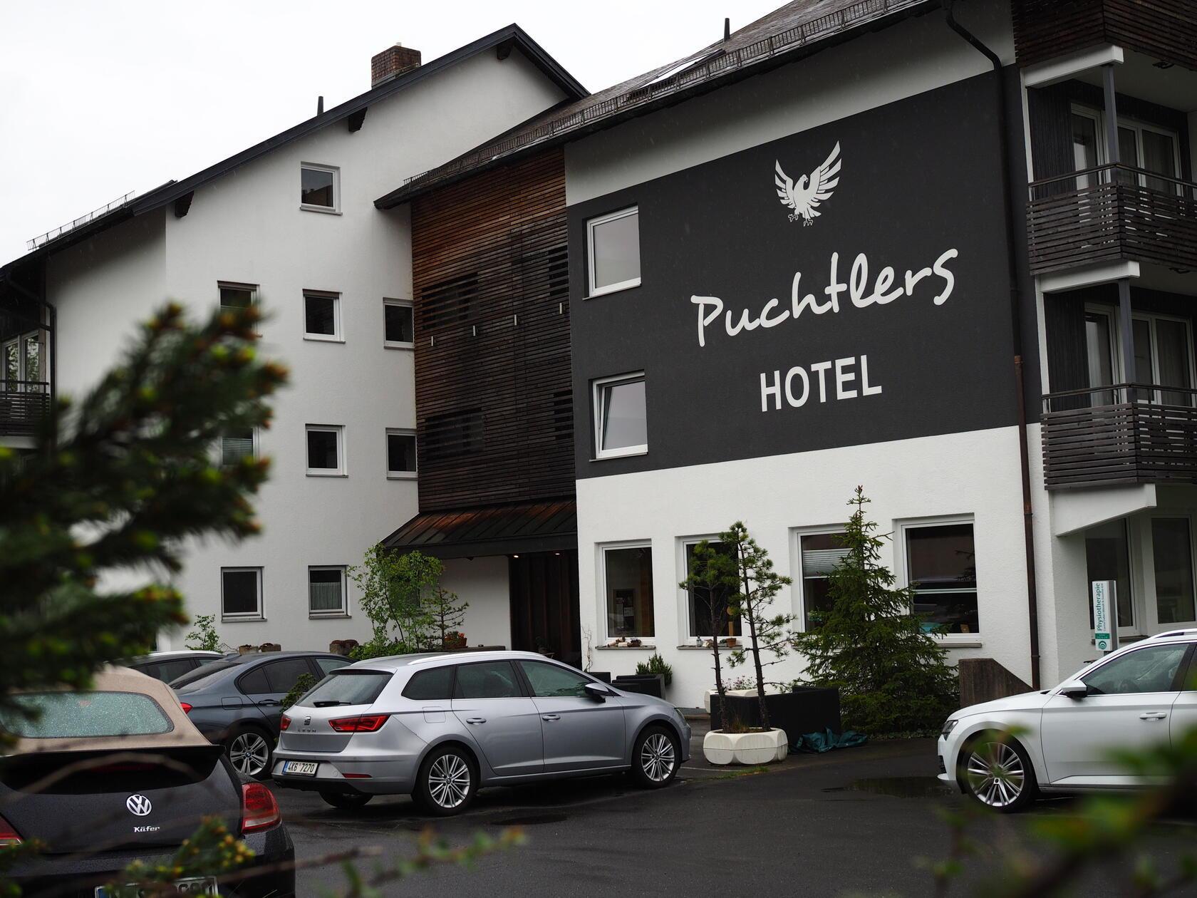 Puchtlers Hotel liegt hinterm Gasthof Puchtler mitten in Bischofsgrün und ist ein Beispiel für die Hotelerie, die kräftig modernisiert und aufgerüstet hat, um das Fichtelgebirge attraktiv zu halten. Im Keller ist ein riesiger Wellnessbereich mit Panoramasauna.
