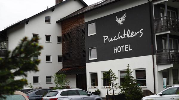Puchtlers Hotel liegt hinterm Gasthof Puchtler mitten in Bischofsgrün und ist ein Beispiel für die Hotelerie, die kräftig modernisiert und aufgerüstet hat, um das Fichtelgebirge attraktiv zu halten. Im Keller ist ein riesiger Wellnessbereich mit Panoramasauna.