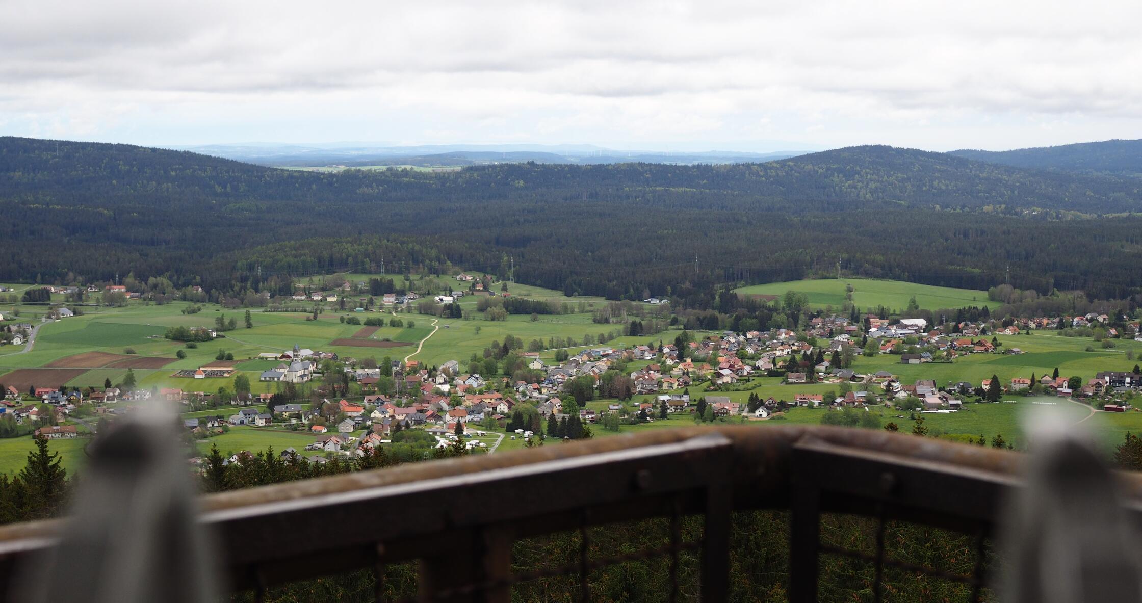 Blick vom Klausenturm nahe des Wildparks Mehlmeisel auf Ochsenkopf und Schneeberg.