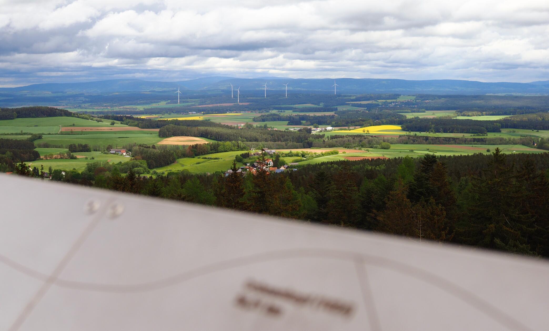 Blick von einem Aussichtsturm am Kütschenrain bei Thurndorf in der Oberpfalz aufs Fichtelgebirge.
