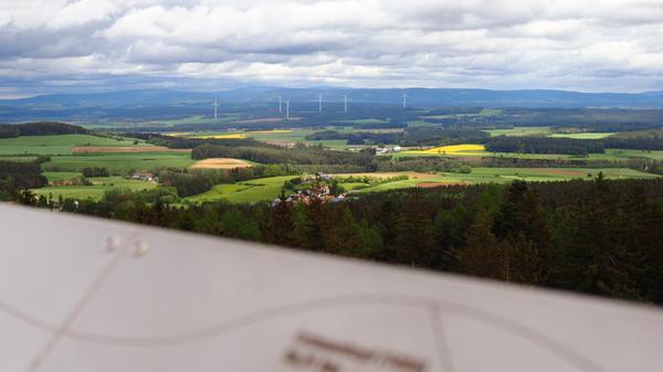 Blick von einem Aussichtsturm am Kütschenrain bei Thurndorf in der Oberpfalz aufs Fichtelgebirge.