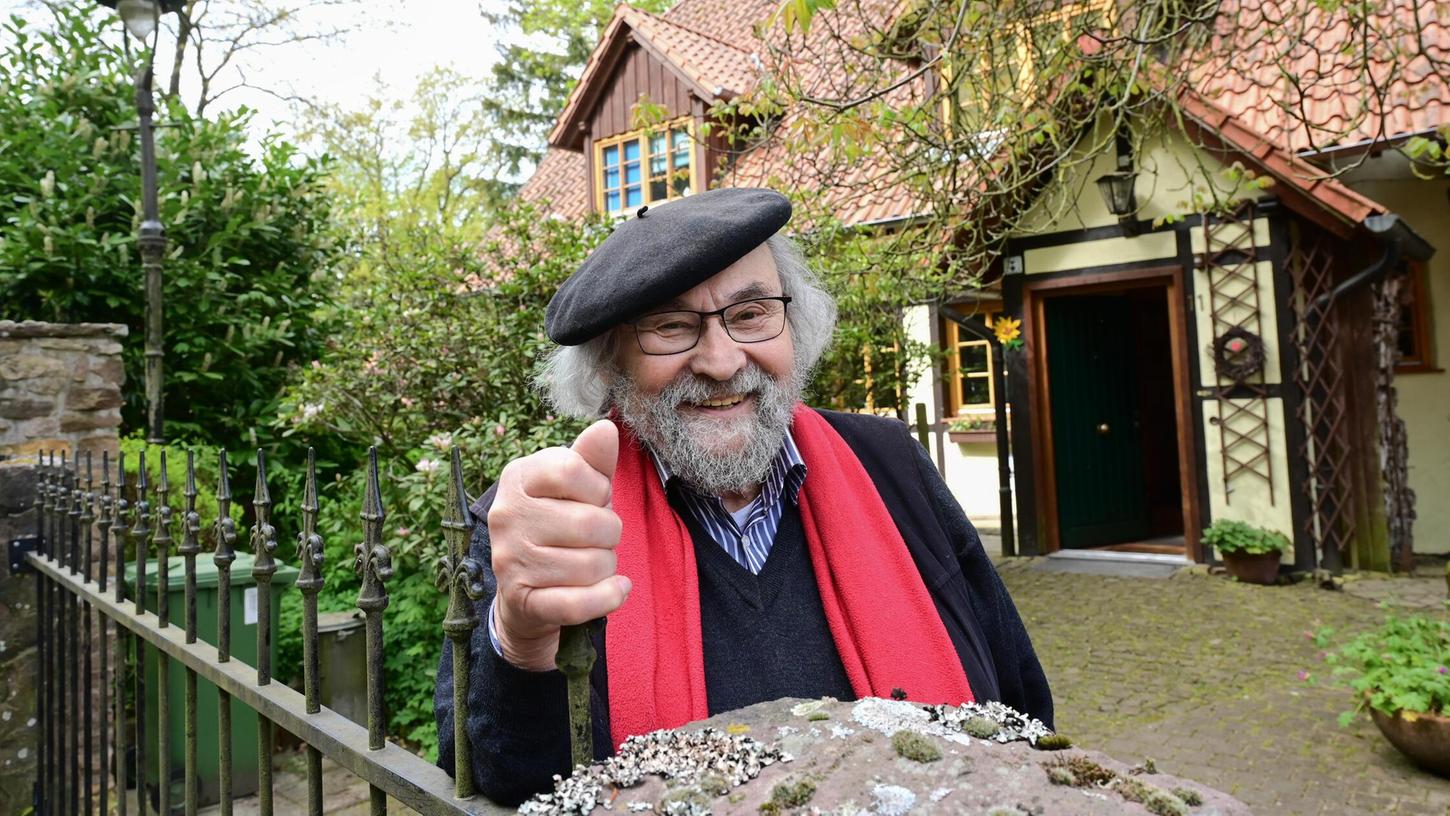 Rentner Norbert Lippenmeier steht vor seinem Haus. Noch wohnt er alleine, trägt sich aber mit dem Gedanken, sein Anwesen für weitere Parteien zu öffnen. Rentner Norbert Lippenmeier steht vor seinem Haus. Noch wohnt er alleine, trägt sich aber mit dem Gedanken, sein Anwesen für weitere Parteien zu öffnen.