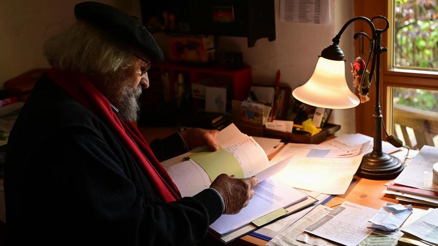 Das Büro im oberen Stockwerk ist aufgegeben: Wenn Norbert Lippenmeier jetzt an seinem Schreibtisch arbeitet, ist das grundsätzlich im Erdgeschoss. Das Büro im oberen Stockwerk ist aufgegeben: Wenn Norbert Lippenmeier jetzt an seinem Schreibtisch arbeitet, ist das grundsätzlich im Erdgeschoss.