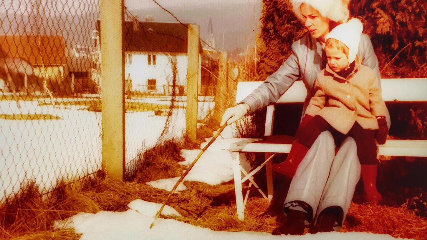 So fing alles an: Der Autor und seine Mutter um 1977 auf einer Bank bei Bischofsgrün im Fichtelgebirge. Damals fuhren die beiden jedes Jahr im Winter hierher, sie brachte ihm im Schnee das Schreiben und Rechnen bei. Zu ihrem 80. Geburtstag schenkte der Sohn der Mama ein paar Tage in Bischofsgrün - was hat sich seitdem dort alles verändert? So fing alles an: Der Autor und seine Mutter um 1977 auf einer Bank bei Bischofsgrün im Fichtelgebirge. Damals fuhren die beiden jedes Jahr im Winter hierher, sie brachte ihm im Schnee das Schreiben und Rechnen bei. Zu ihrem 80. Geburtstag schenkte der Sohn der Mama ein paar Tage in Bischofsgrün - was hat sich seitdem dort alles verändert?