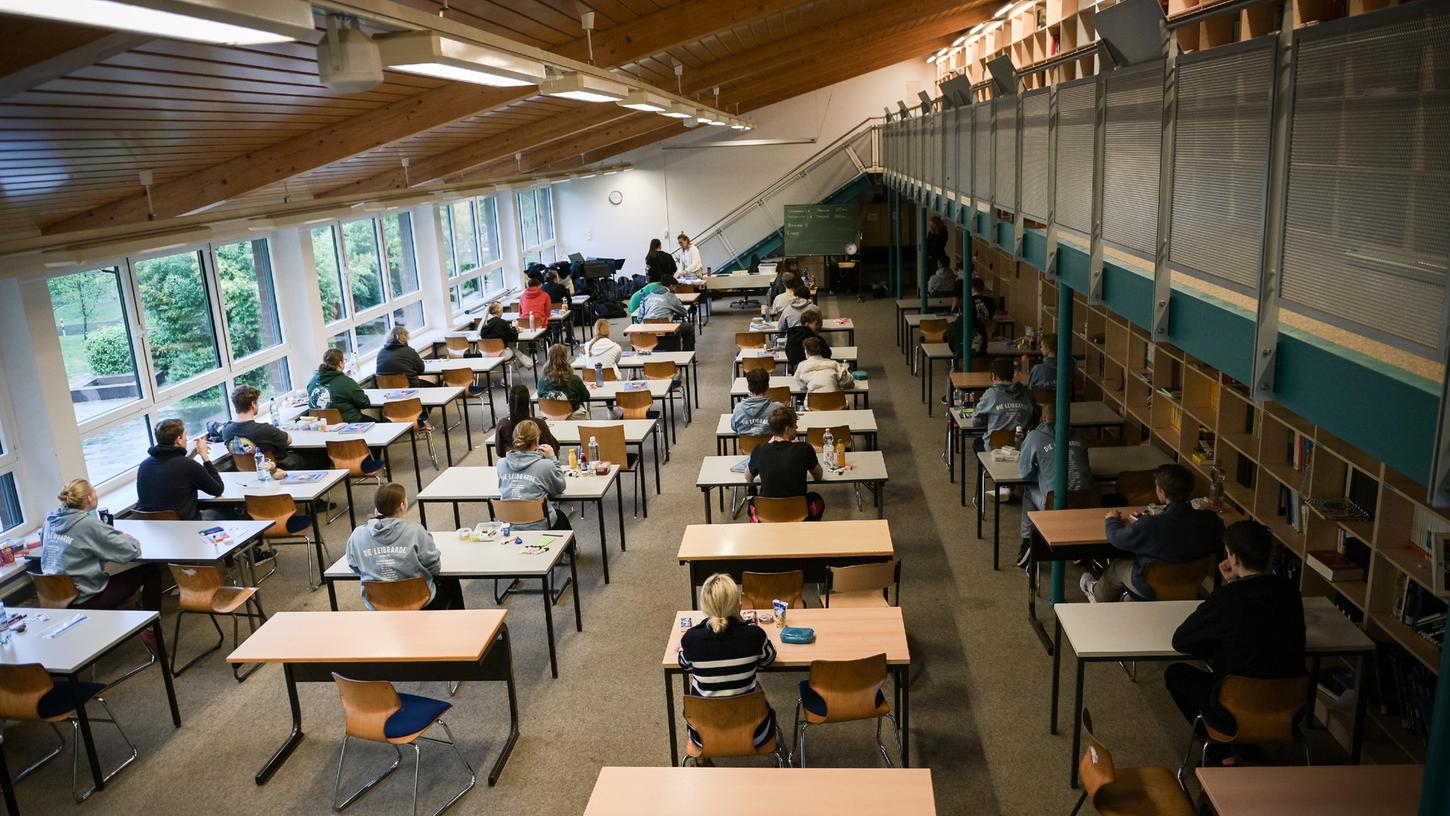 Die diesjährigen schriftlichen Abiturprüfungen endeten in Bayern am 7. Mai mit Mathematik. (Symbolbild)