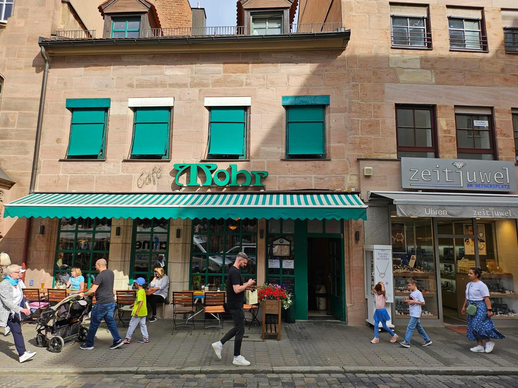 Direkt am Beginn der Färberstraße, an der Ecke zur Breiten Gasse, ist eine gastronomische Institution beheimatet: "Das Moor", ehemals "Das Mohr". Nach zwei Pächterwechseln in kürzester Zeit ist das Café und Restaurant nun seit 2020 unter neuer Leitung wieder geöffnet.