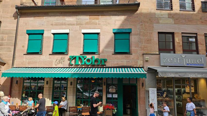 Direkt am Beginn der Färberstraße, an der Ecke zur Breiten Gasse, ist eine gastronomische Institution beheimatet: "Das Moor", ehemals "Das Mohr". Nach zwei Pächterwechseln in kürzester Zeit ist das Café und Restaurant nun seit 2020 unter neuer Leitung wieder geöffnet.