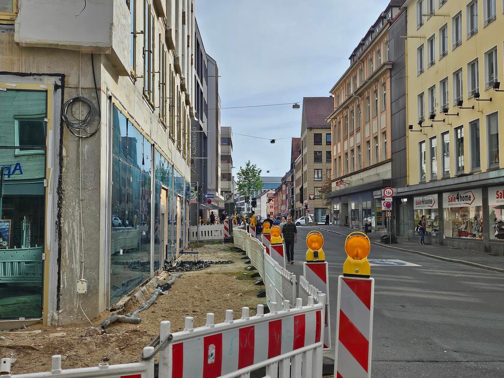 Auf den ersten Blick wenig attraktiv: Baustellen, viel Verkehr, Beton- und Asphaltwüste und wenig Grün in der Färberstraße.