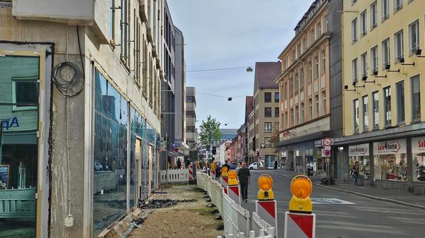 Auf den ersten Blick wenig attraktiv: Baustellen, viel Verkehr, Beton- und Asphaltwüste und wenig Grün in der Färberstraße.