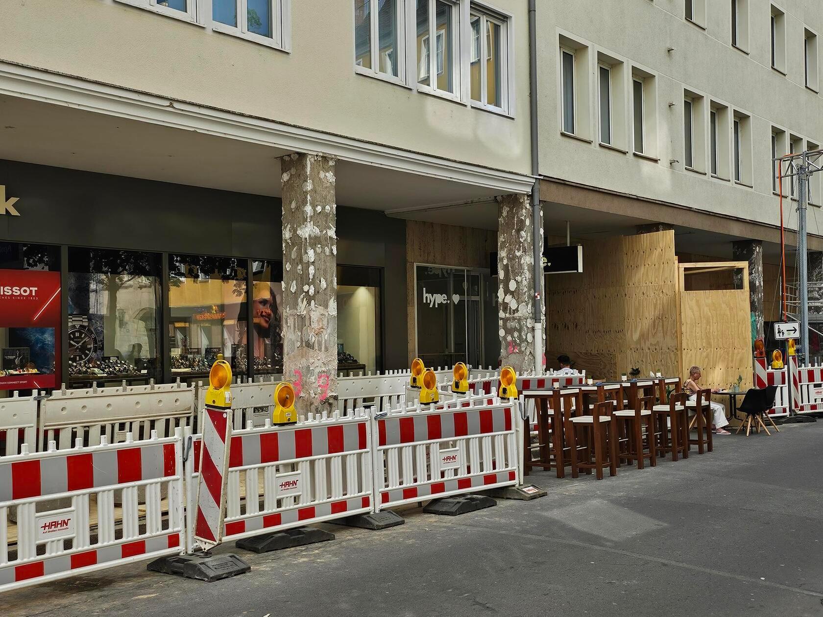 Zwischen den Baustellen am Hefnersplatz 1 liegt das "Café Hype".