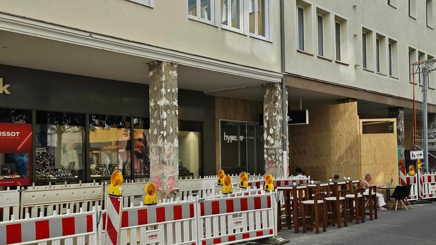 Zwischen den Baustellen am Hefnersplatz 1 liegt das "Café Hype".