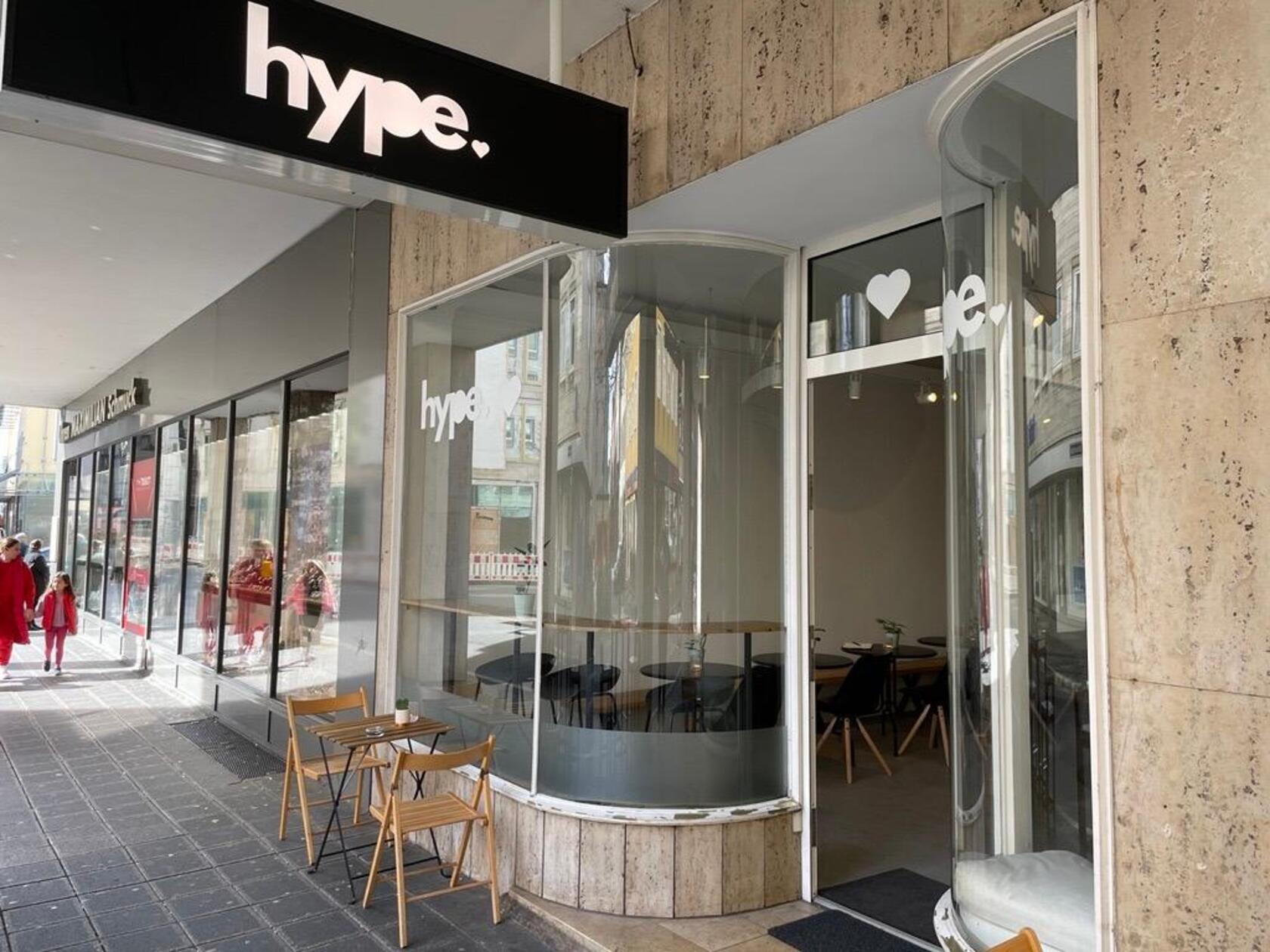 Das "Café Hype" möchte mit Minimalismus überzeugen - und vor allem will der Betreiber keinen Hype: "In Nürnberg gibt es viele Läden, die haben einen Hype ... und müssen dann, 3 Monate später, wieder zu machen", meint Betreiber Durim Thaqi.