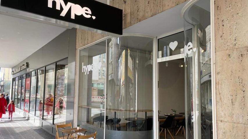 Das "Café Hype" möchte mit Minimalismus überzeugen - und vor allem will der Betreiber keinen Hype: "In Nürnberg gibt es viele Läden, die haben einen Hype ... und müssen dann, 3 Monate später, wieder zu machen", meint Betreiber Durim Thaqi.