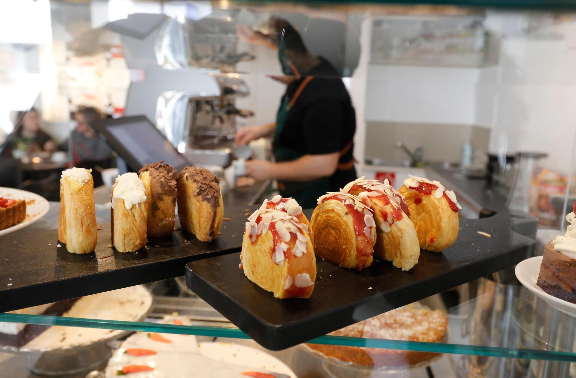 Spezialität des Cafés ist das gehypte Trend-Food "New York Rolls" aus gefülltem und gepressten Croissant-Teig.