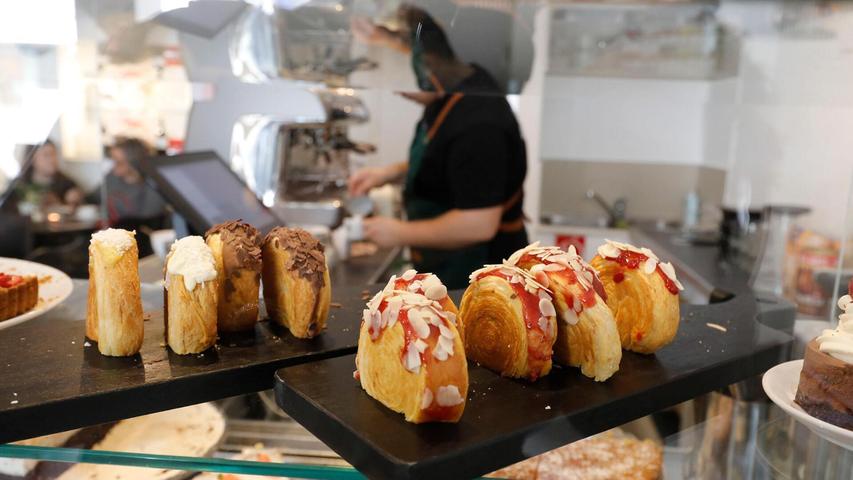 Spezialität des Cafés ist das gehypte Trend-Food "New York Rolls" aus gefülltem und gepressten Croissant-Teig.