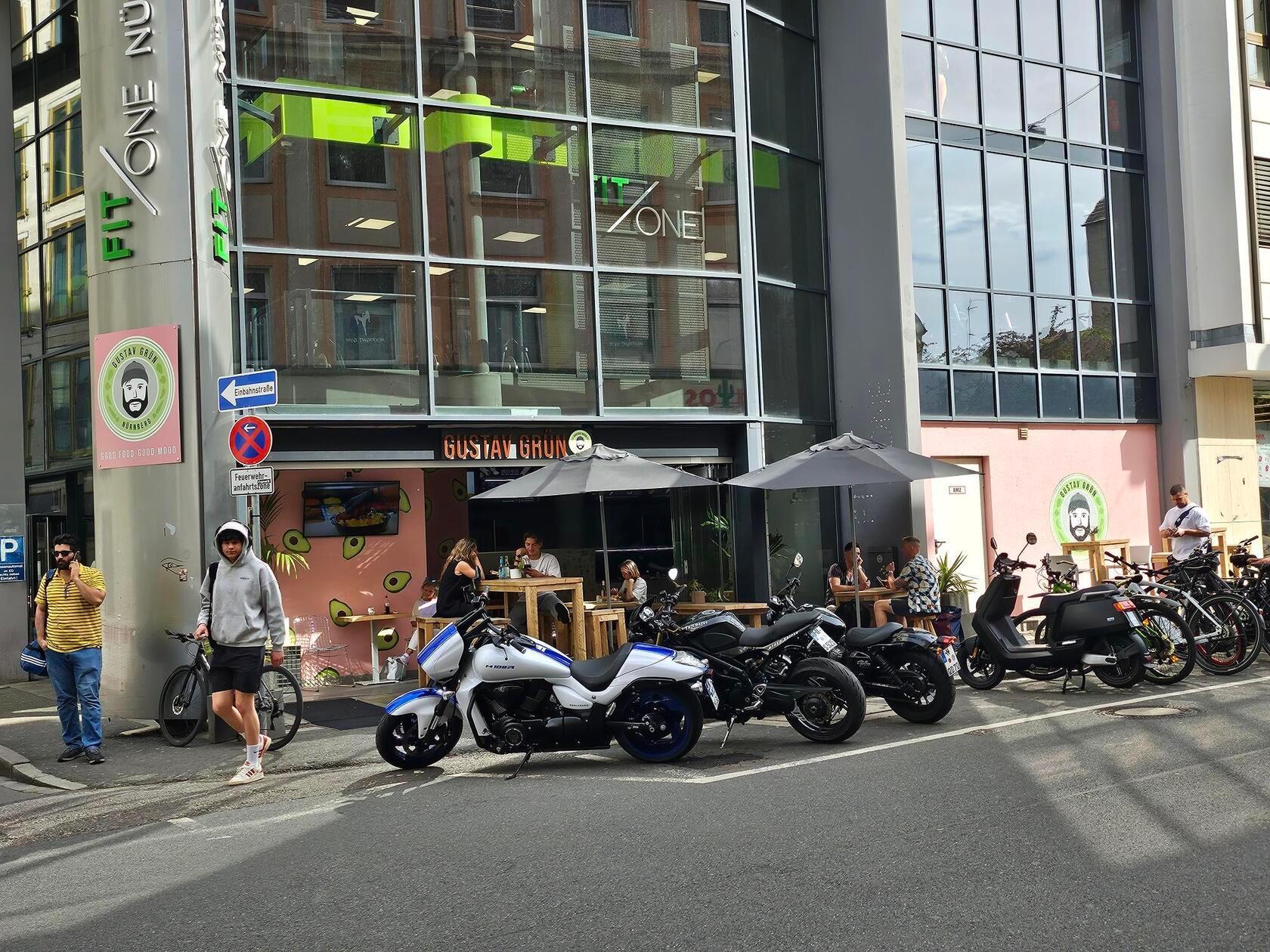Eine der ersten prominenten Neueröffnungen in der Färberstraße war die Filiale des Franchise-Unternehmens "Gustav Grün" unter dem Fitnessstudio "Fit One". Hier gibt es veganes und gesundes Essen, wahlweise in der Bowl, Box oder als Rolle. Gäste können sich ihre Toppings selbst wählen.