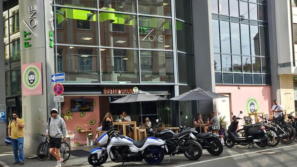 Eine der ersten prominenten Neueröffnungen in der Färberstraße war die Filiale des Franchise-Unternehmens "Gustav Grün" unter dem Fitnessstudio "Fit One". Hier gibt es veganes und gesundes Essen, wahlweise in der Bowl, Box oder als Rolle. Gäste können sich ihre Toppings selbst wählen.